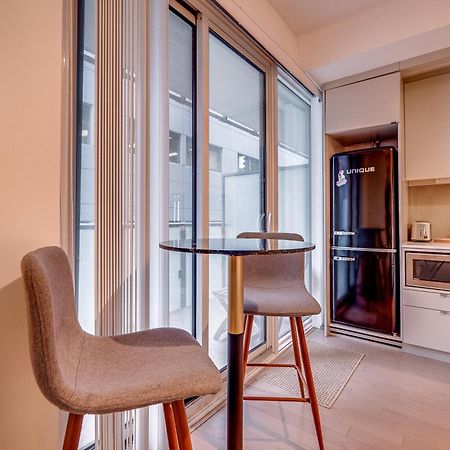 Modern Suite On Peter St - City View Торонто Экстерьер фото
