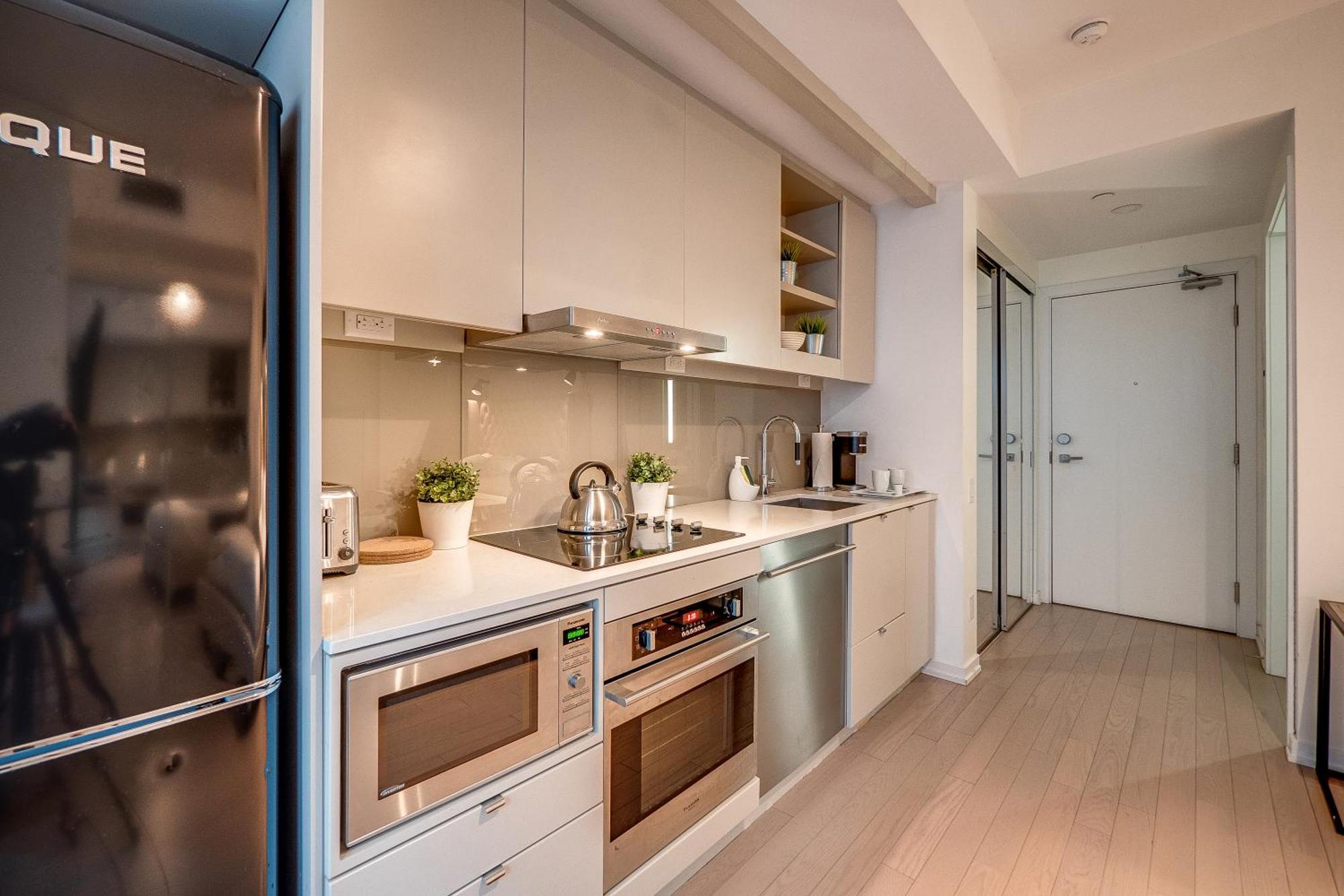 Modern Suite On Peter St - City View Торонто Экстерьер фото