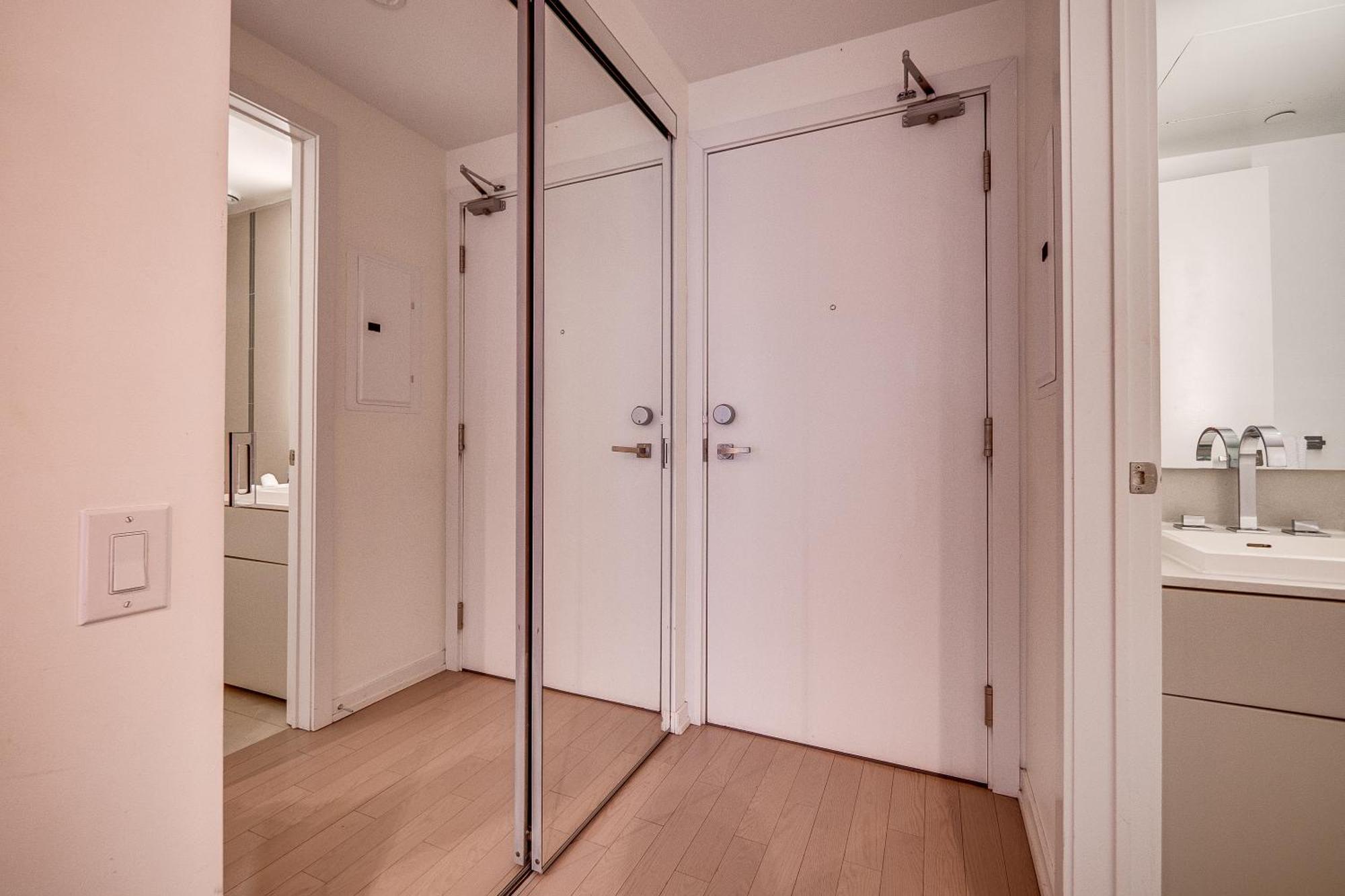 Modern Suite On Peter St - City View Торонто Экстерьер фото