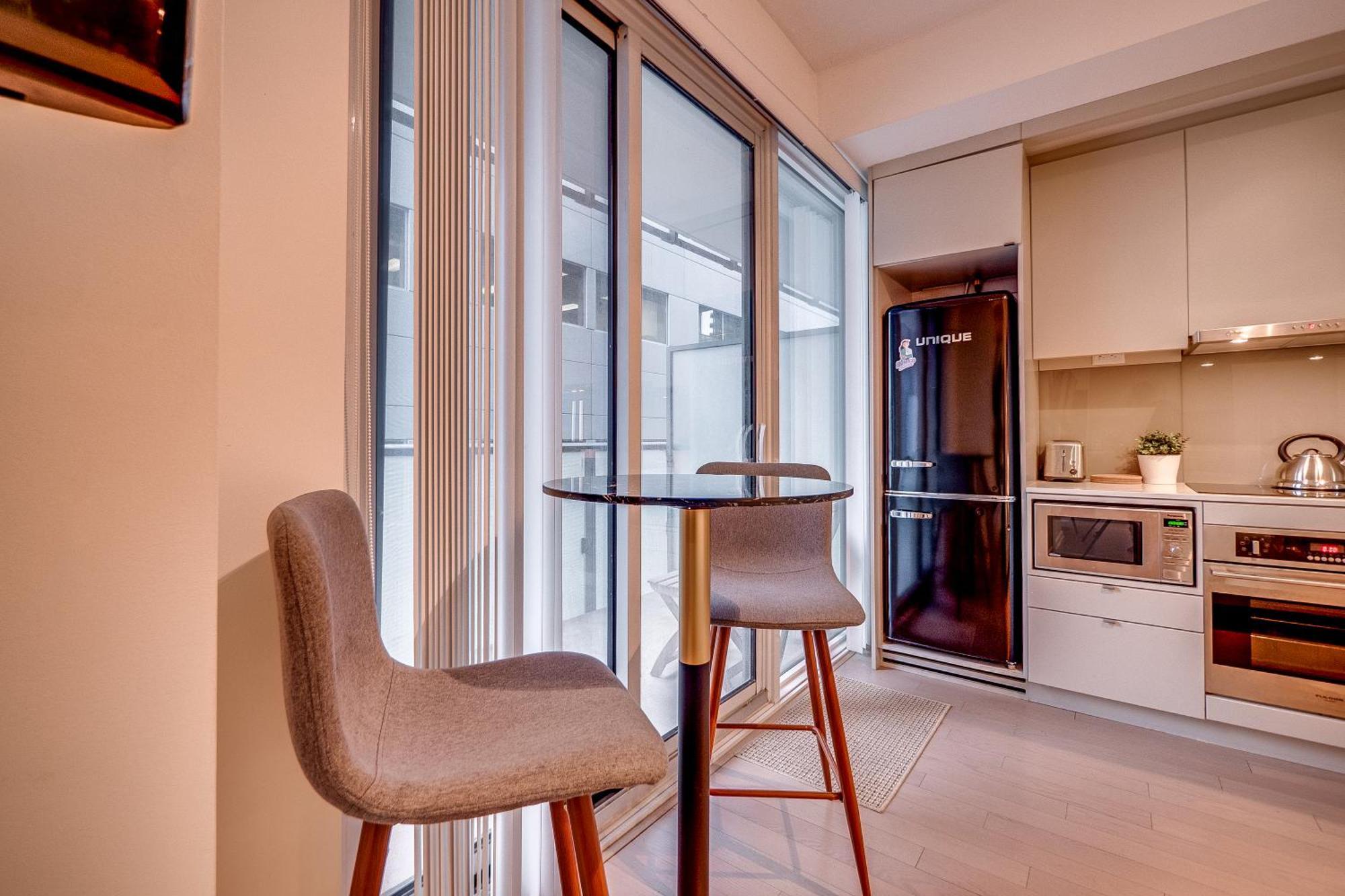 Modern Suite On Peter St - City View Торонто Экстерьер фото