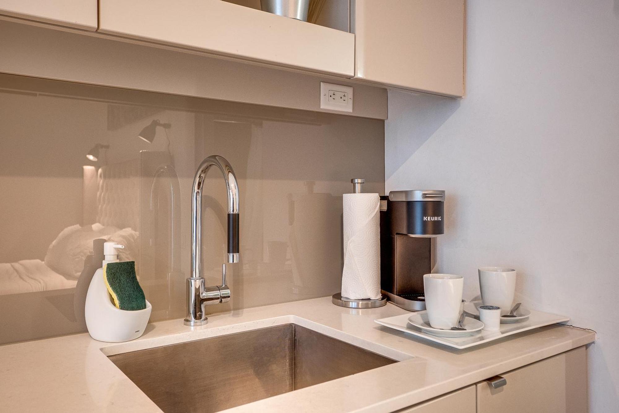 Modern Suite On Peter St - City View Торонто Экстерьер фото