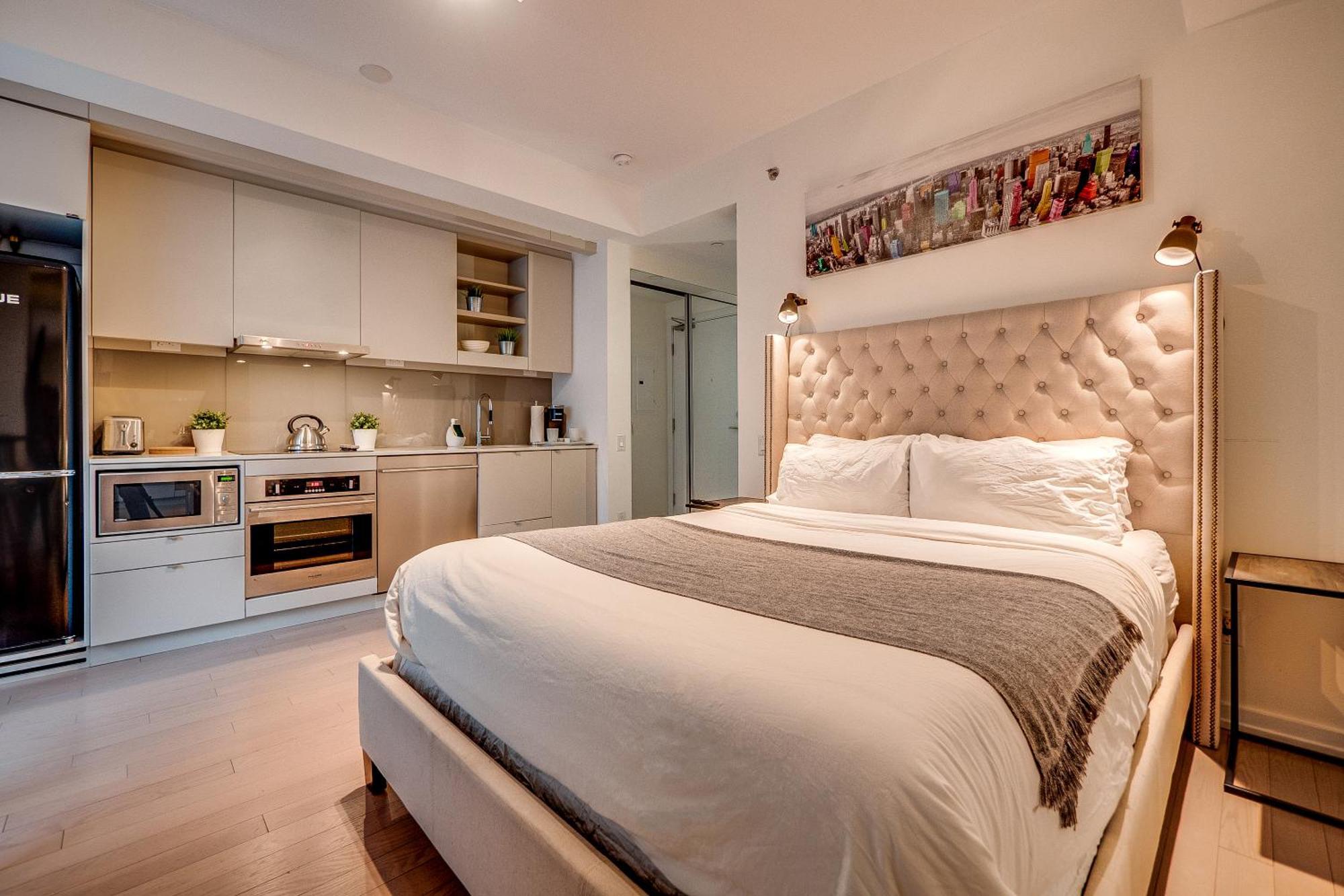 Modern Suite On Peter St - City View Торонто Экстерьер фото